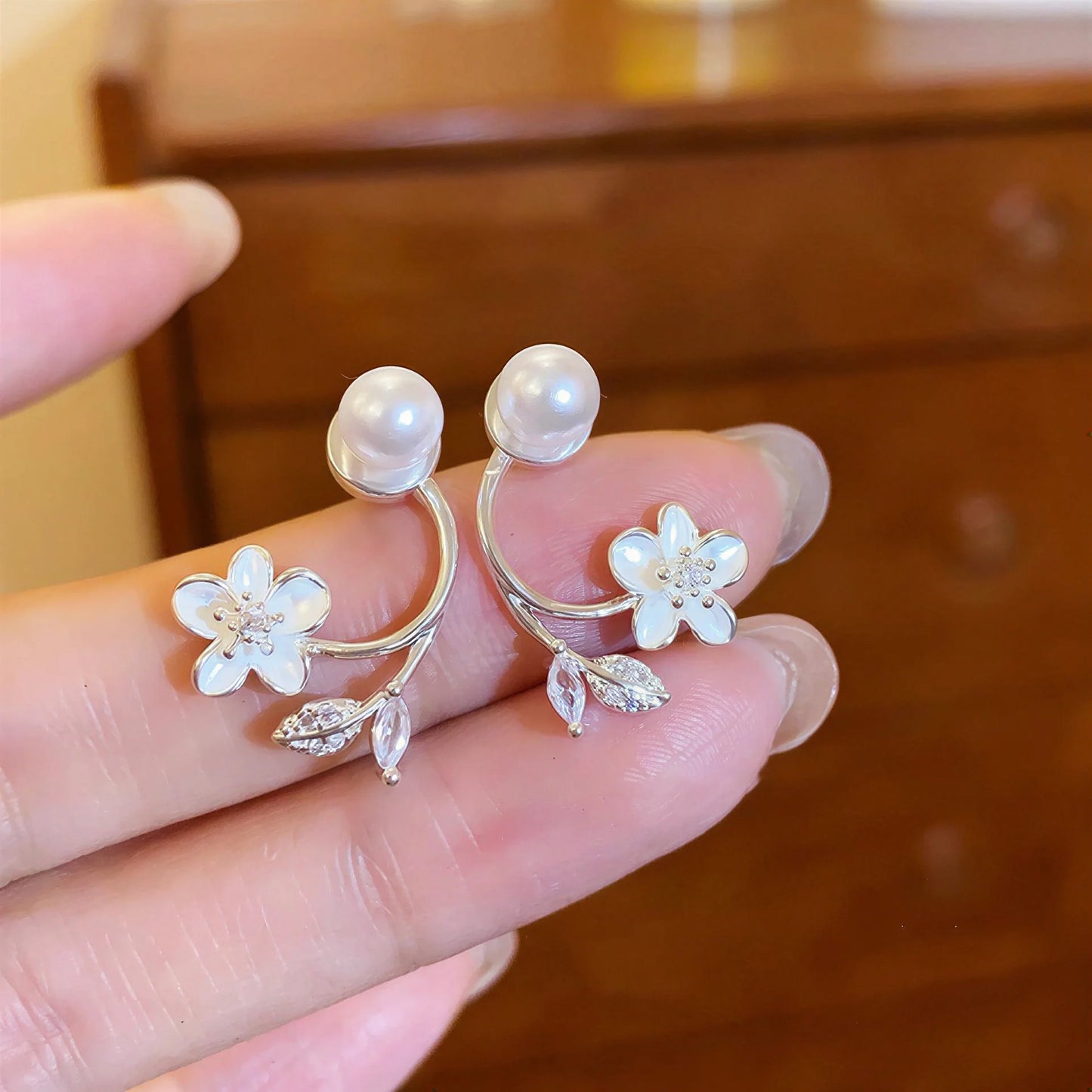 🎀Ethereal Blossom Øredobber: Øredobber i sterlingsølv med blomster og perler for kvinner